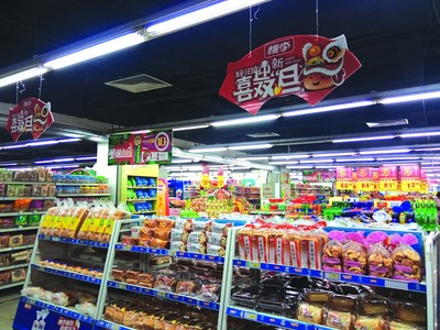 節(jié)日消費人氣旺，年貨會上“掃貨”忙——百貨零售迎來新春購物熱潮